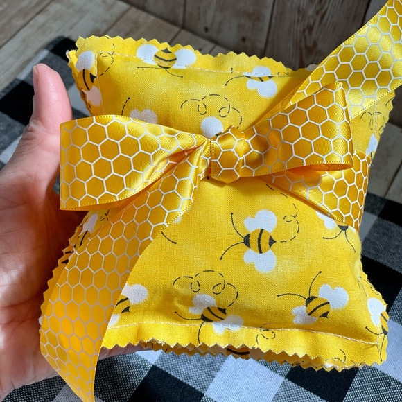 ⤵️🆕 Mini Pillows Honey Bee | farmhouse| Shelf/Tiered Tray/Basket set 🐝 - Picture 3 of 16
